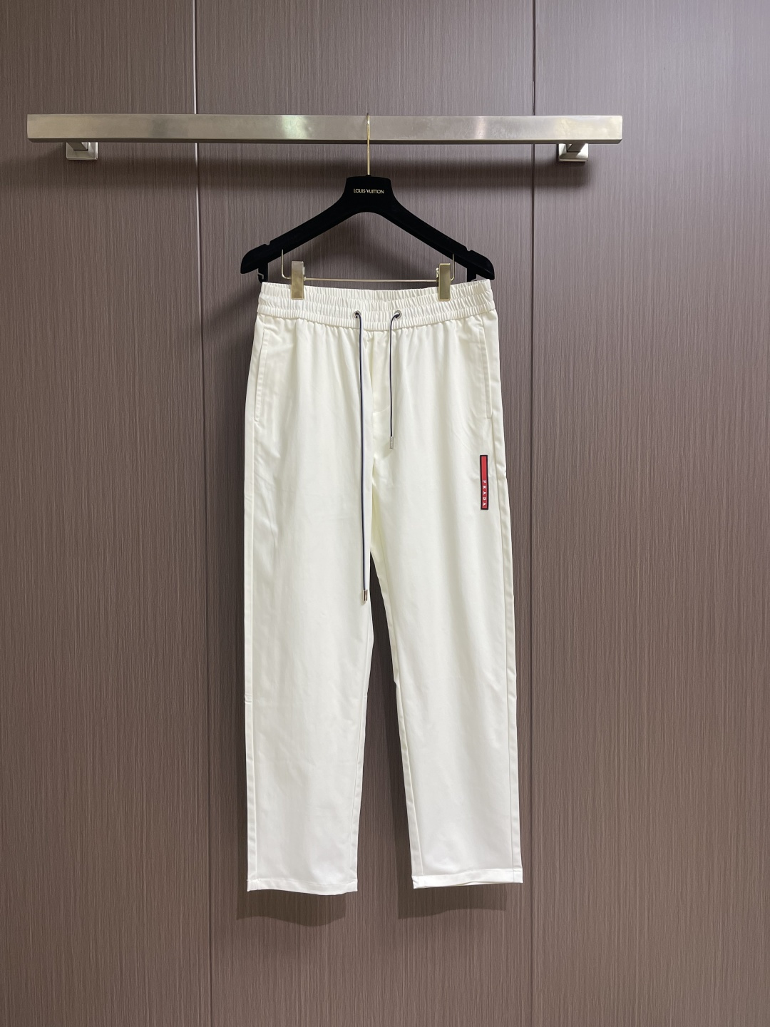 Prada 三角标户外机能风黑白休闲裤，经典倒三角金属标+立体刺绣Logo双重加持，后腰口袋的三角铭牌是