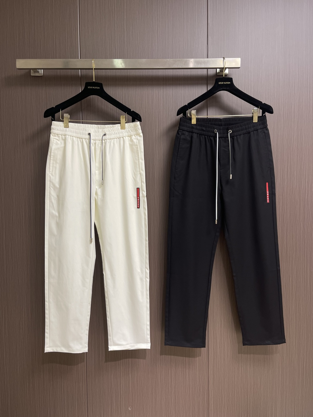 Prada 三角标户外机能风黑白休闲裤，经典倒三角金属标+立体刺绣Logo双重加持，后腰口袋的三角铭牌是