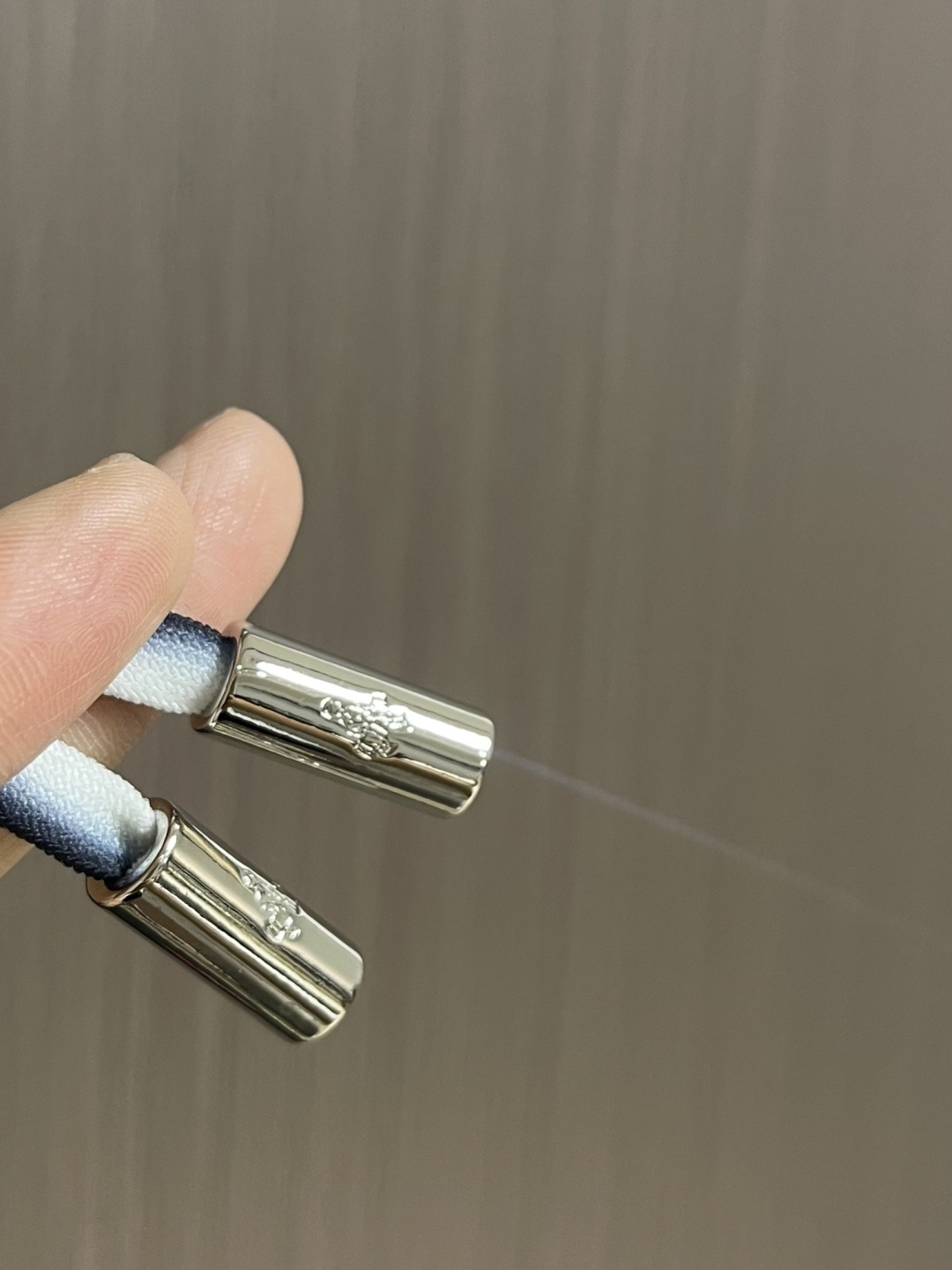 Prada 三角标户外机能风黑白休闲裤，经典倒三角金属标+立体刺绣Logo双重加持，后腰口袋的三角铭牌是