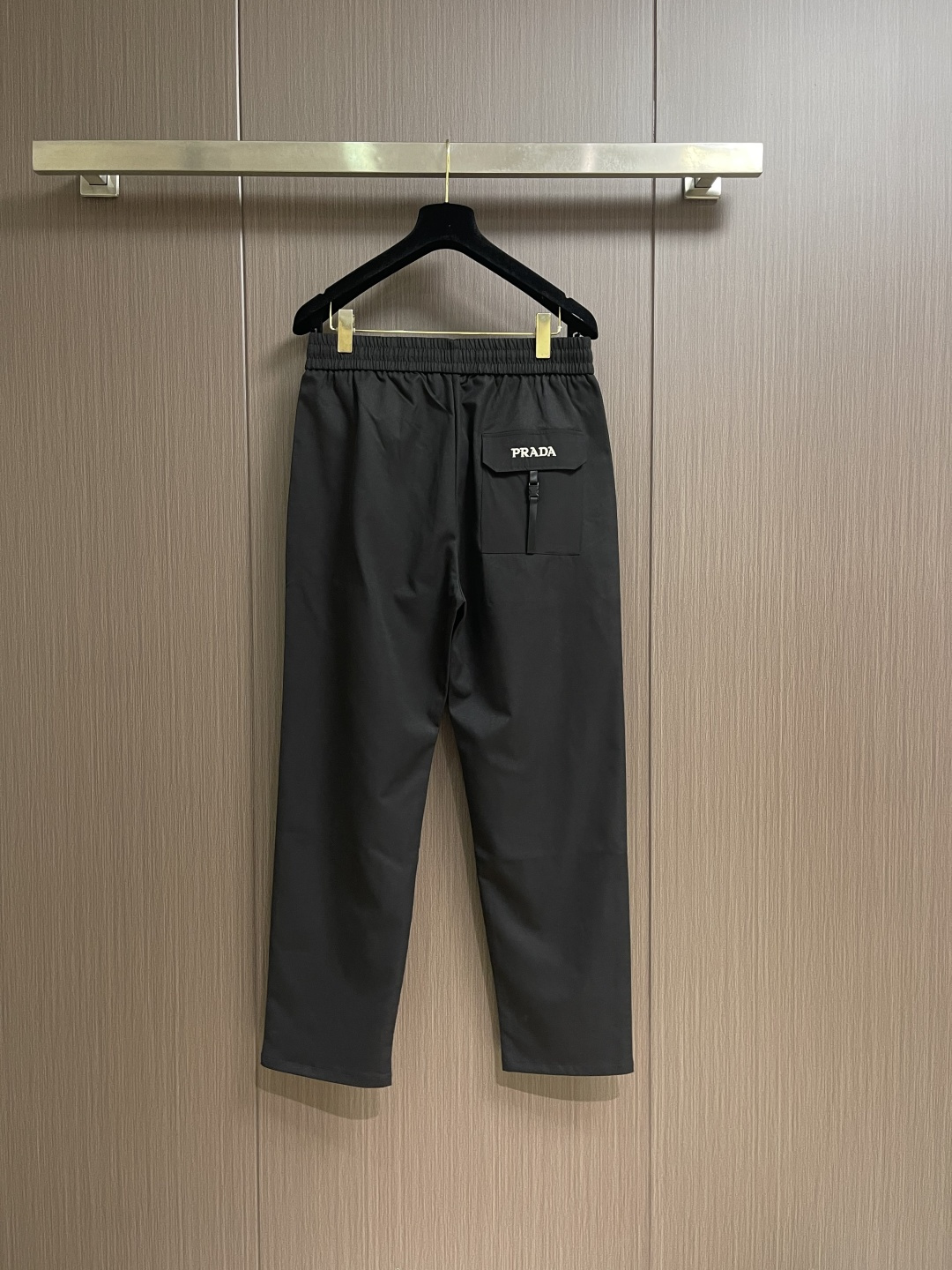 Prada 三角标户外机能风黑白休闲裤，经典倒三角金属标+立体刺绣Logo双重加持，后腰口袋的三角铭牌是