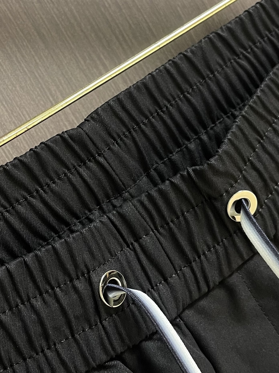 Prada 三角标户外机能风黑白休闲裤，经典倒三角金属标+立体刺绣Logo双重加持，后腰口袋的三角铭牌是