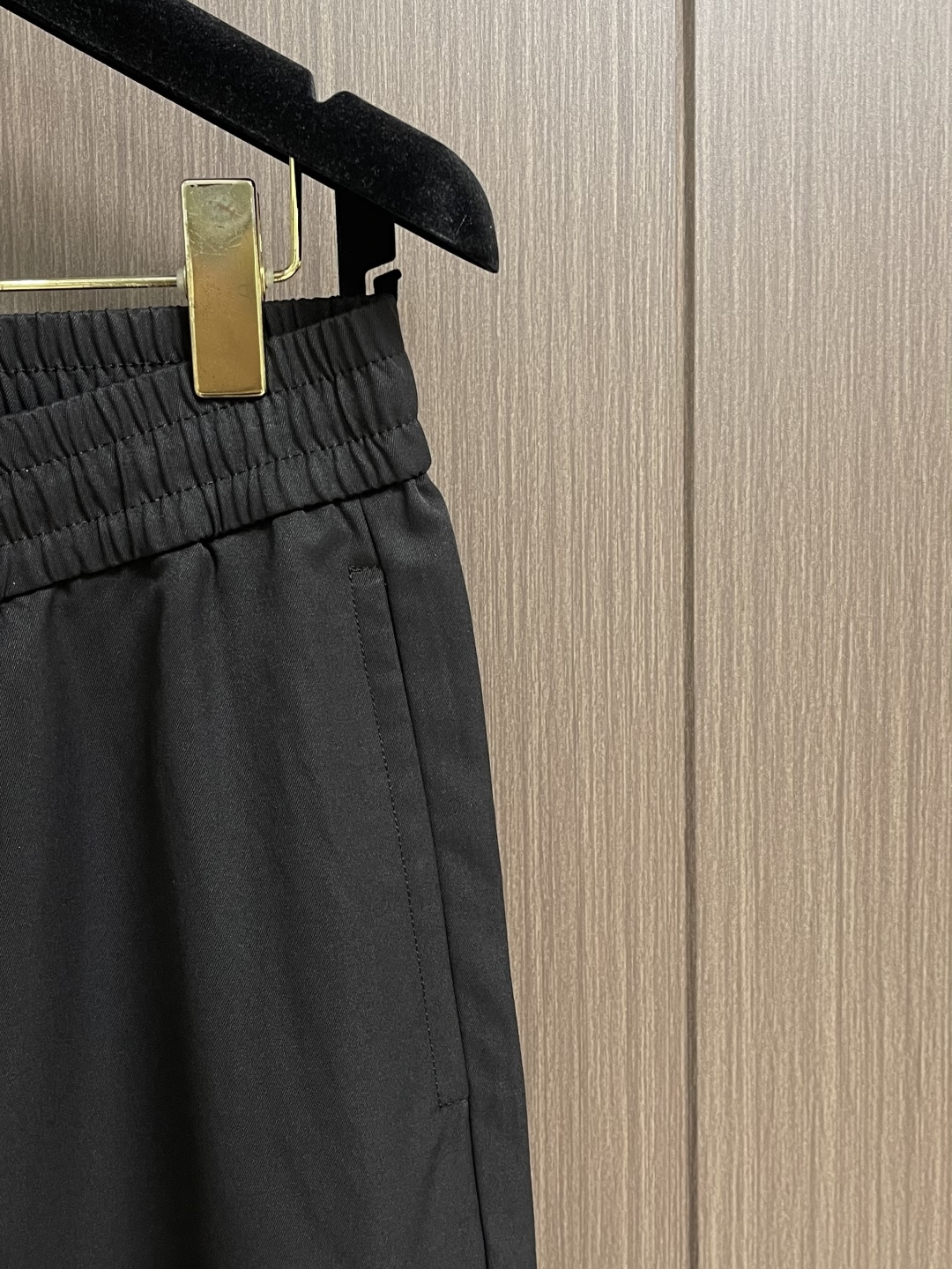 Prada 三角标户外机能风黑白休闲裤，经典倒三角金属标+立体刺绣Logo双重加持，后腰口袋的三角铭牌是