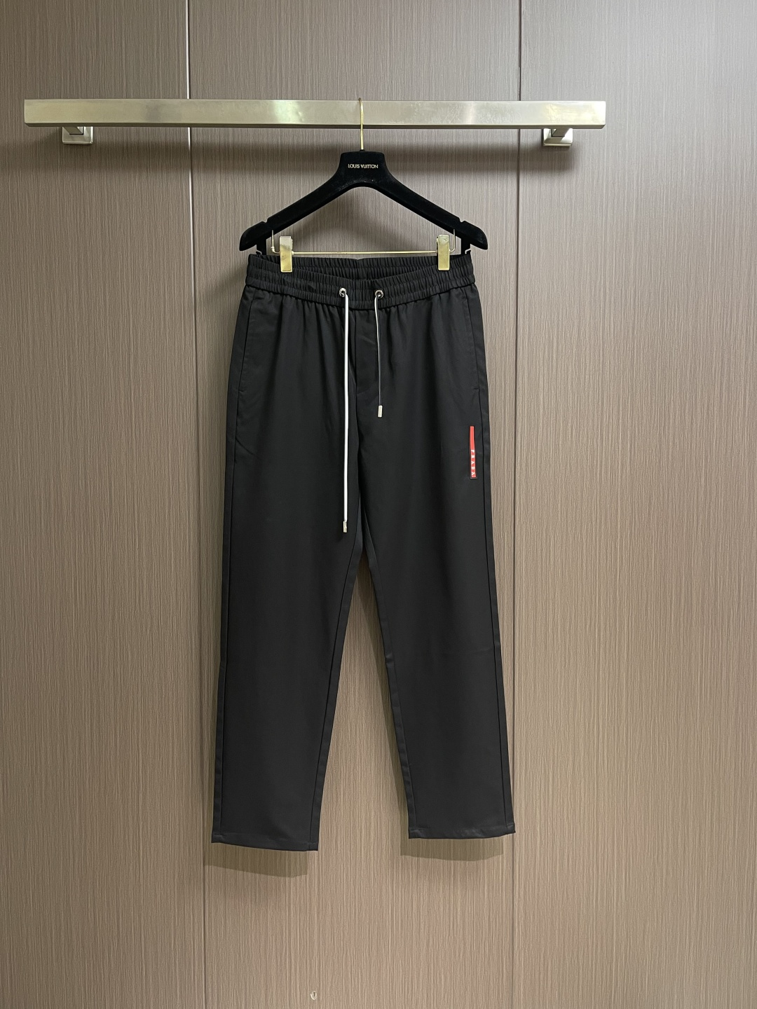 Prada 三角标户外机能风黑白休闲裤，经典倒三角金属标+立体刺绣Logo双重加持，后腰口袋的三角铭牌是