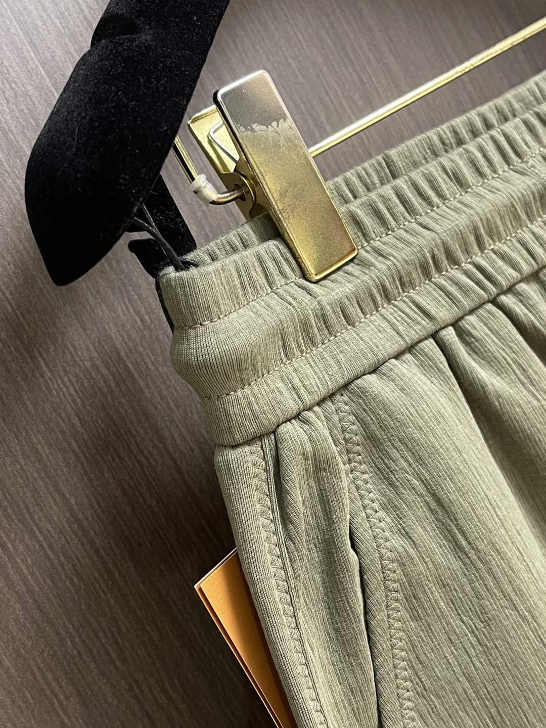 ZEGNA 2026SS春夏「天丝泡芙」系列绿色休闲裤。意式顶奢工艺，甄选天丝莱赛尔混纺面料，自带云朵般