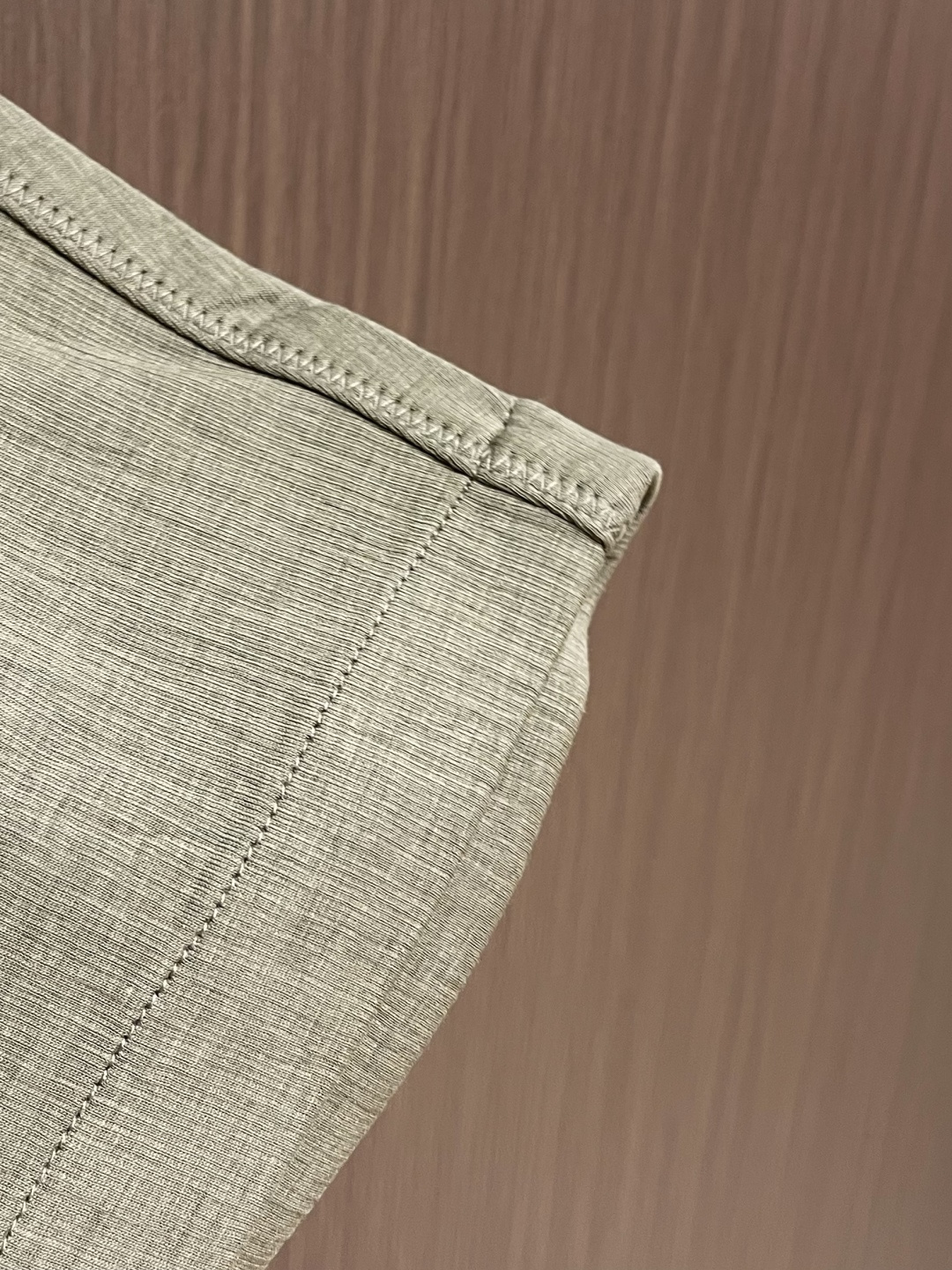 ZEGNA 2026SS春夏「天丝泡芙」系列绿色休闲裤。意式顶奢工艺，甄选天丝莱赛尔混纺面料，自带云朵般