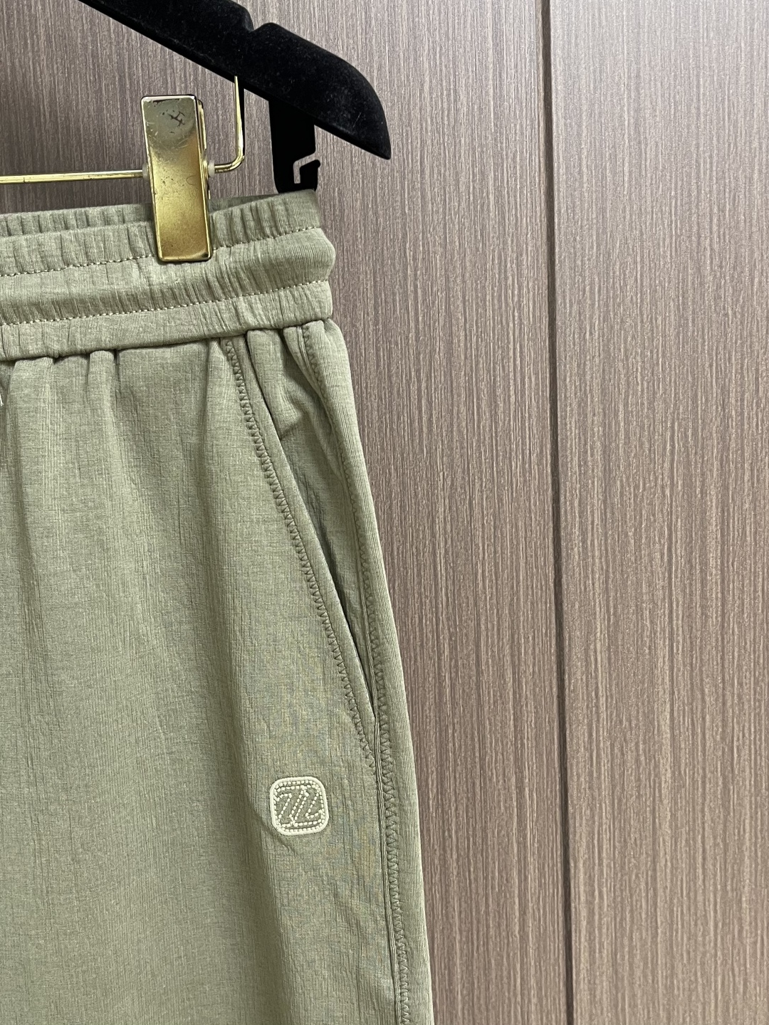 ZEGNA 2026SS春夏「天丝泡芙」系列绿色休闲裤。意式顶奢工艺，甄选天丝莱赛尔混纺面料，自带云朵般