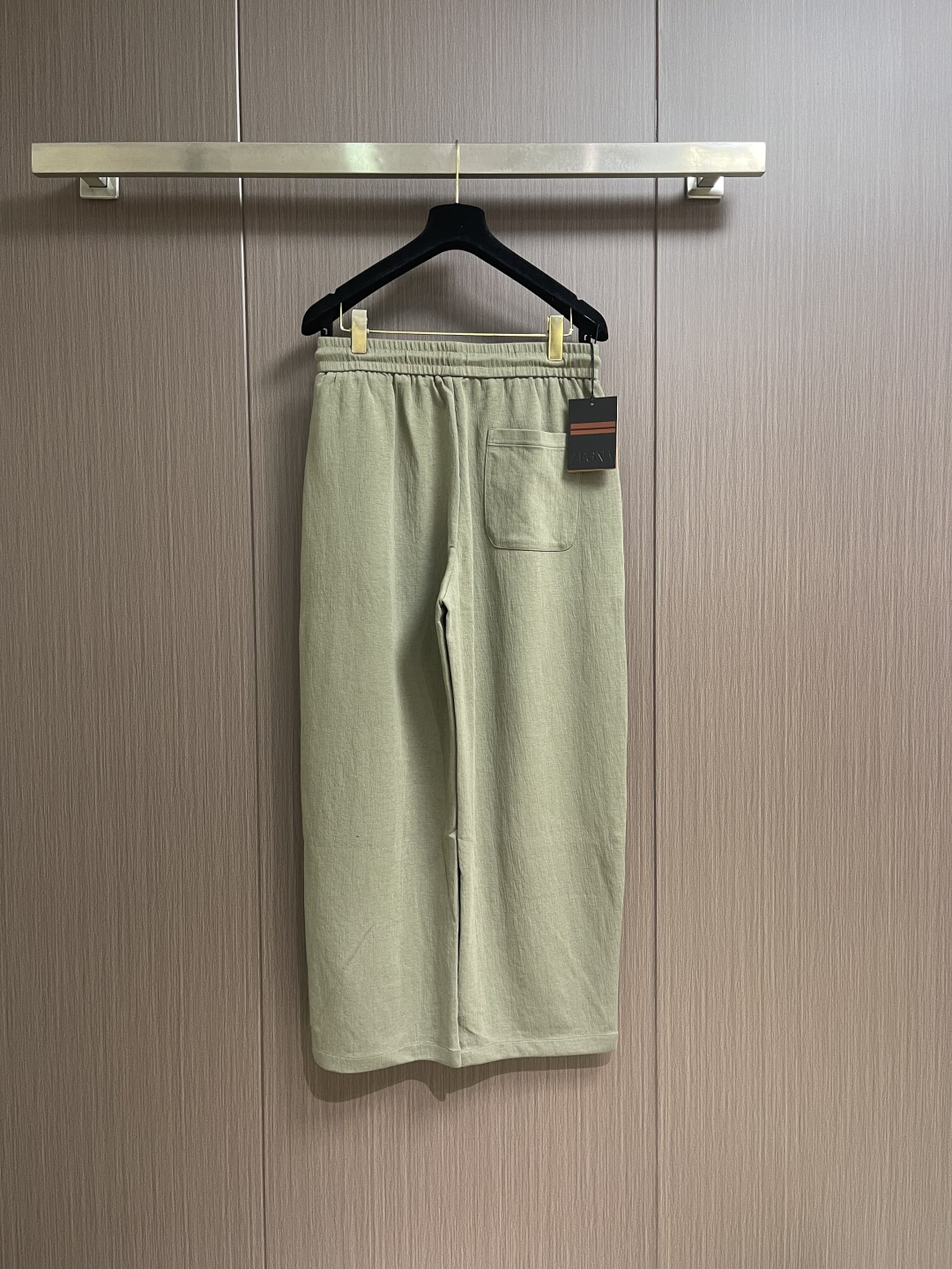 ZEGNA 2026SS春夏「天丝泡芙」系列绿色休闲裤。意式顶奢工艺，甄选天丝莱赛尔混纺面料，自带云朵般