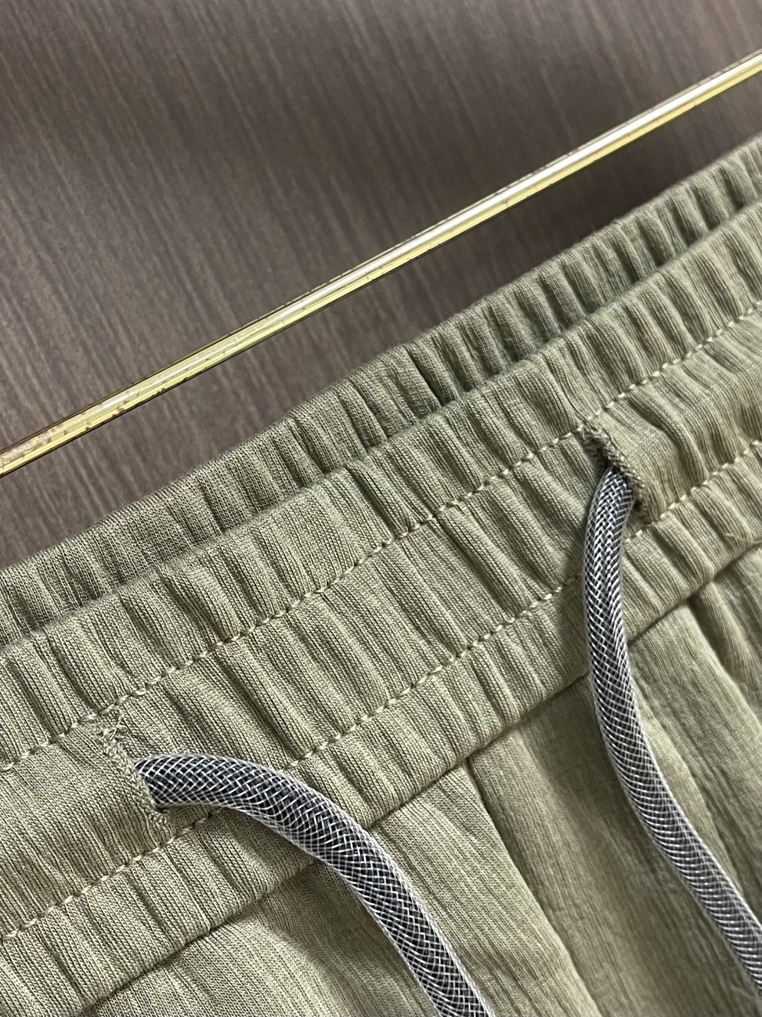 ZEGNA 2026SS春夏「天丝泡芙」系列绿色休闲裤。意式顶奢工艺，甄选天丝莱赛尔混纺面料，自带云朵般