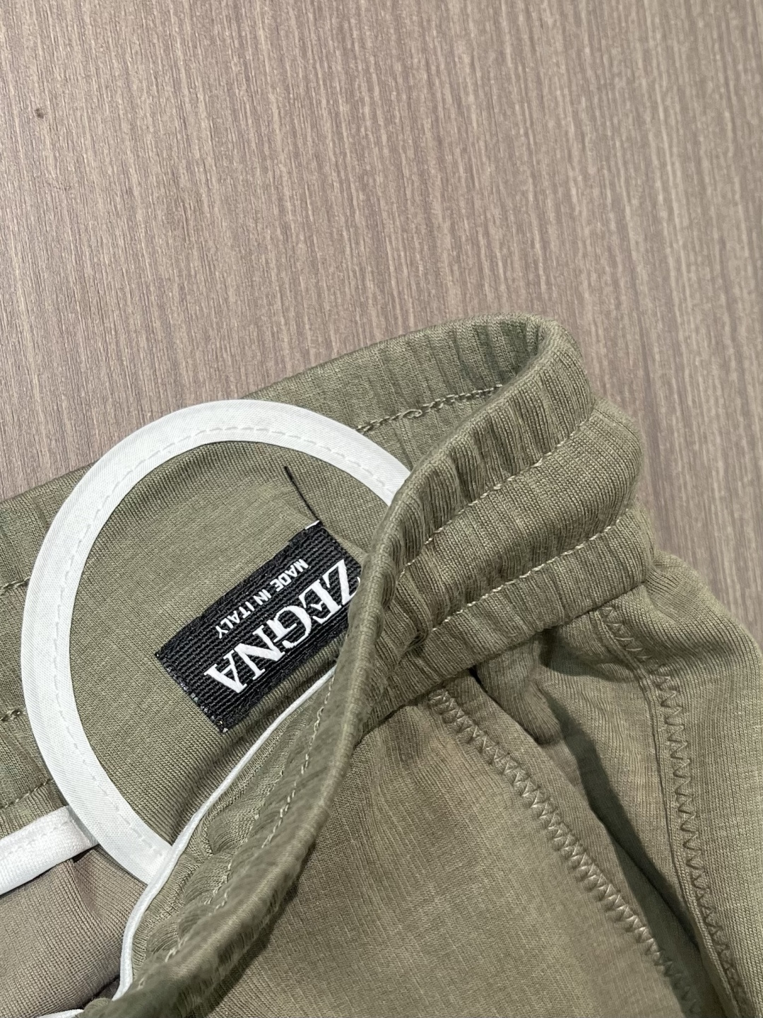 ZEGNA 2026SS春夏「天丝泡芙」系列绿色休闲裤。意式顶奢工艺，甄选天丝莱赛尔混纺面料，自带云朵般