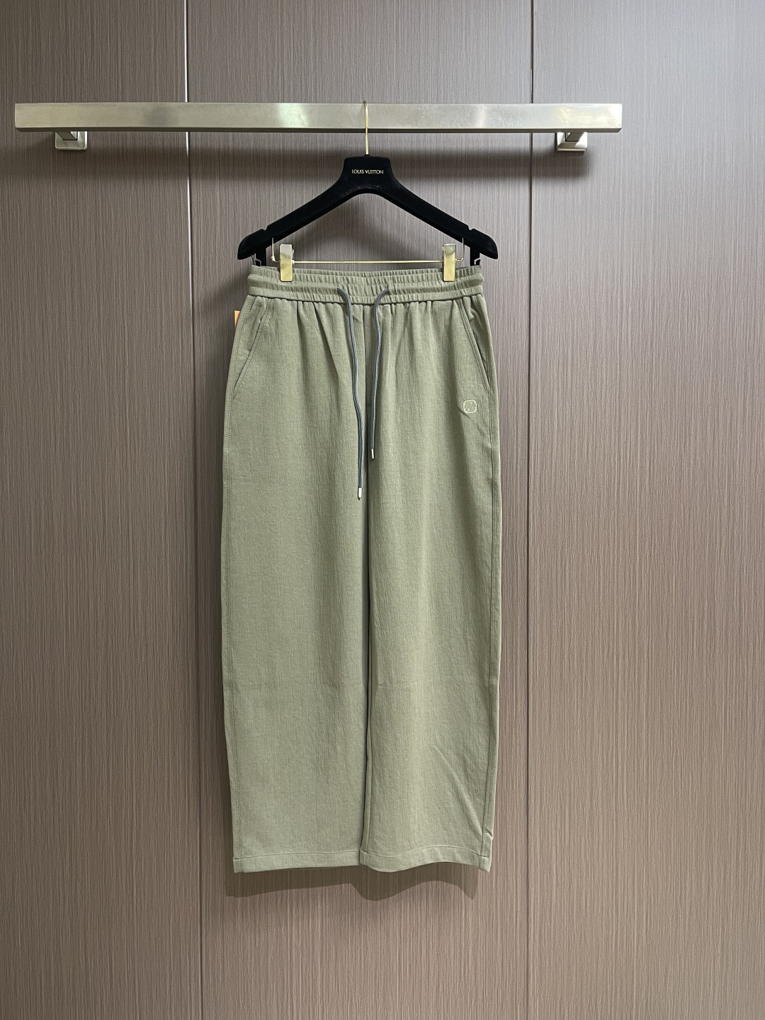 ZEGNA 2026SS春夏「天丝泡芙」系列绿色休闲裤。意式顶奢工艺，甄选天丝莱赛尔混纺面料，自带云朵般