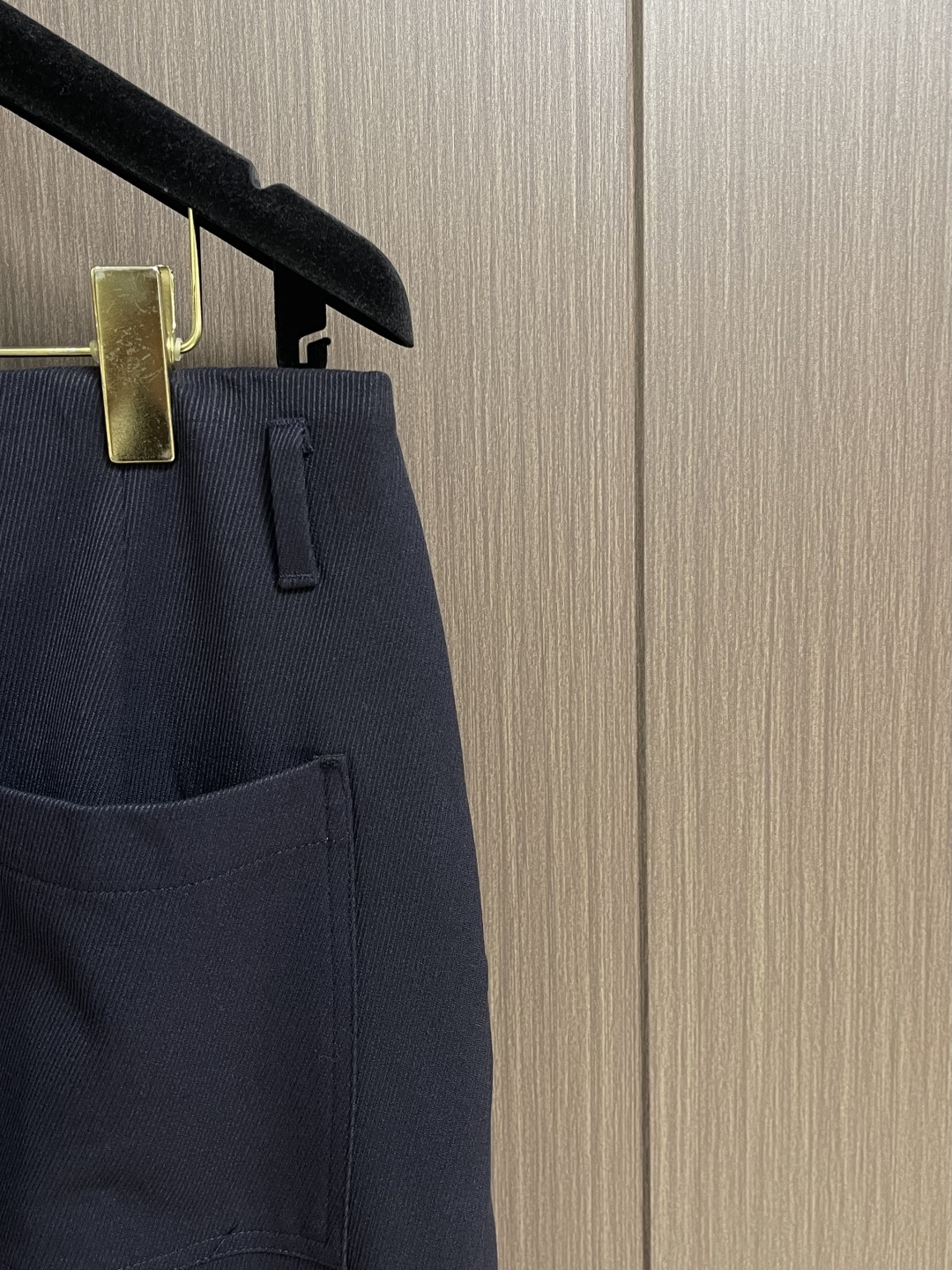 Loewe 皮牌休闲裤，定制丝光雾面羊毛，以雾感深海军蓝为主色调，腰头正面饰有LOE 压纹皮革贴片，与纽