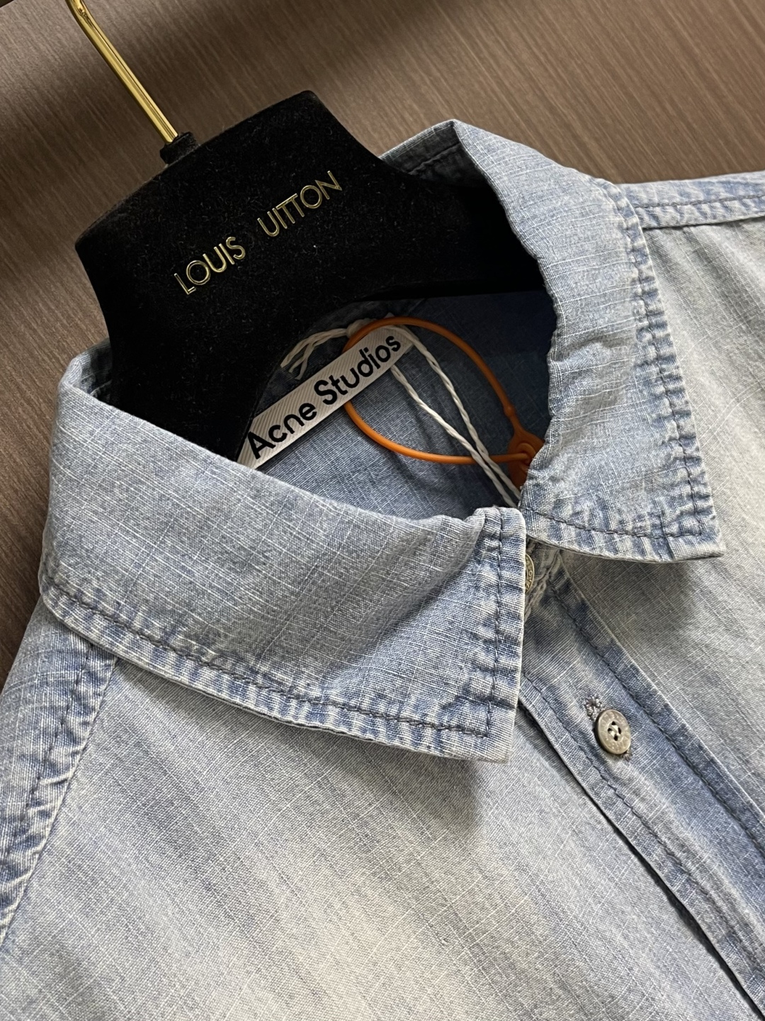 Acne Studios 1996徽标做旧短袖衬衫，面料采用原版一致定制丹宁亚麻混纺面料，挺括透气，舒适