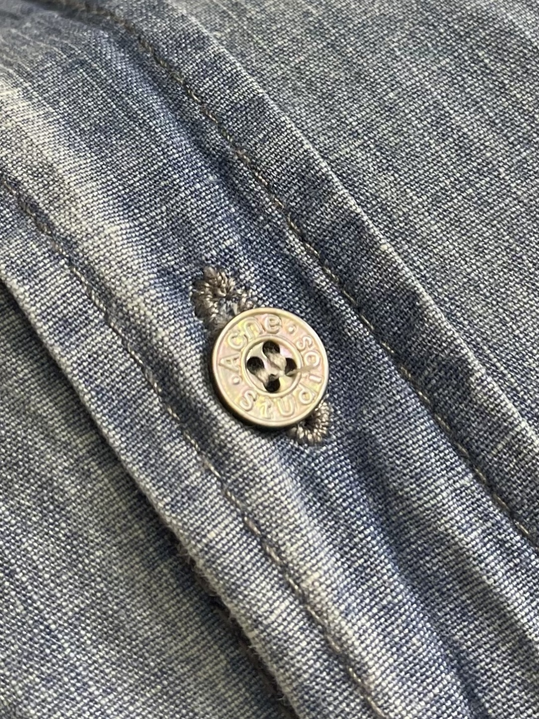 Acne Studios 1996徽标做旧短袖衬衫，面料采用原版一致定制丹宁亚麻混纺面料，挺括透气，舒适