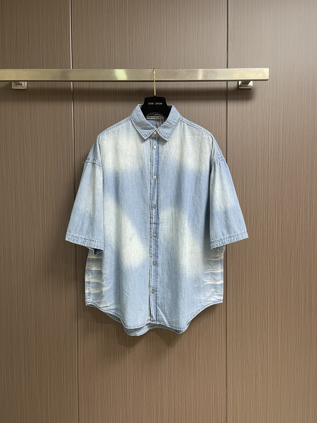 Acne Studios 1996徽标做旧短袖衬衫，面料采用原版一致定制丹宁亚麻混纺面料，挺括透气，舒适