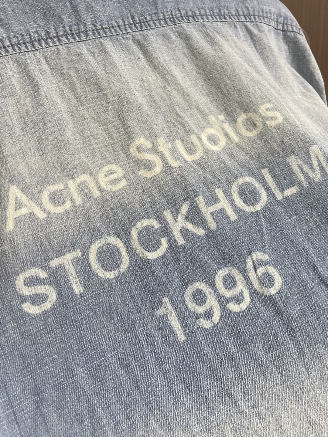 Acne Studios 1996徽标做旧短袖衬衫，面料采用原版一致定制丹宁亚麻混纺面料，挺括透气，舒适