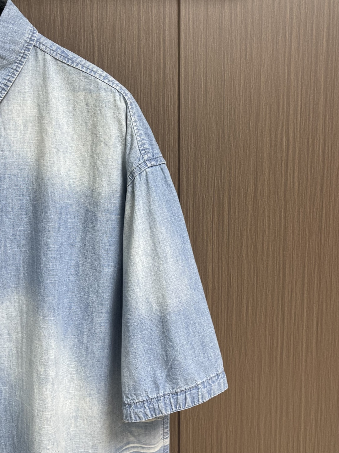 Acne Studios 1996徽标做旧短袖衬衫，面料采用原版一致定制丹宁亚麻混纺面料，挺括透气，舒适