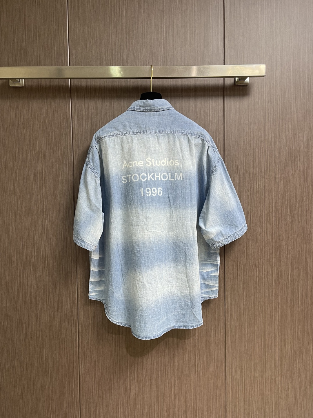 Acne Studios 1996徽标做旧短袖衬衫，面料采用原版一致定制丹宁亚麻混纺面料，挺括透气，舒适