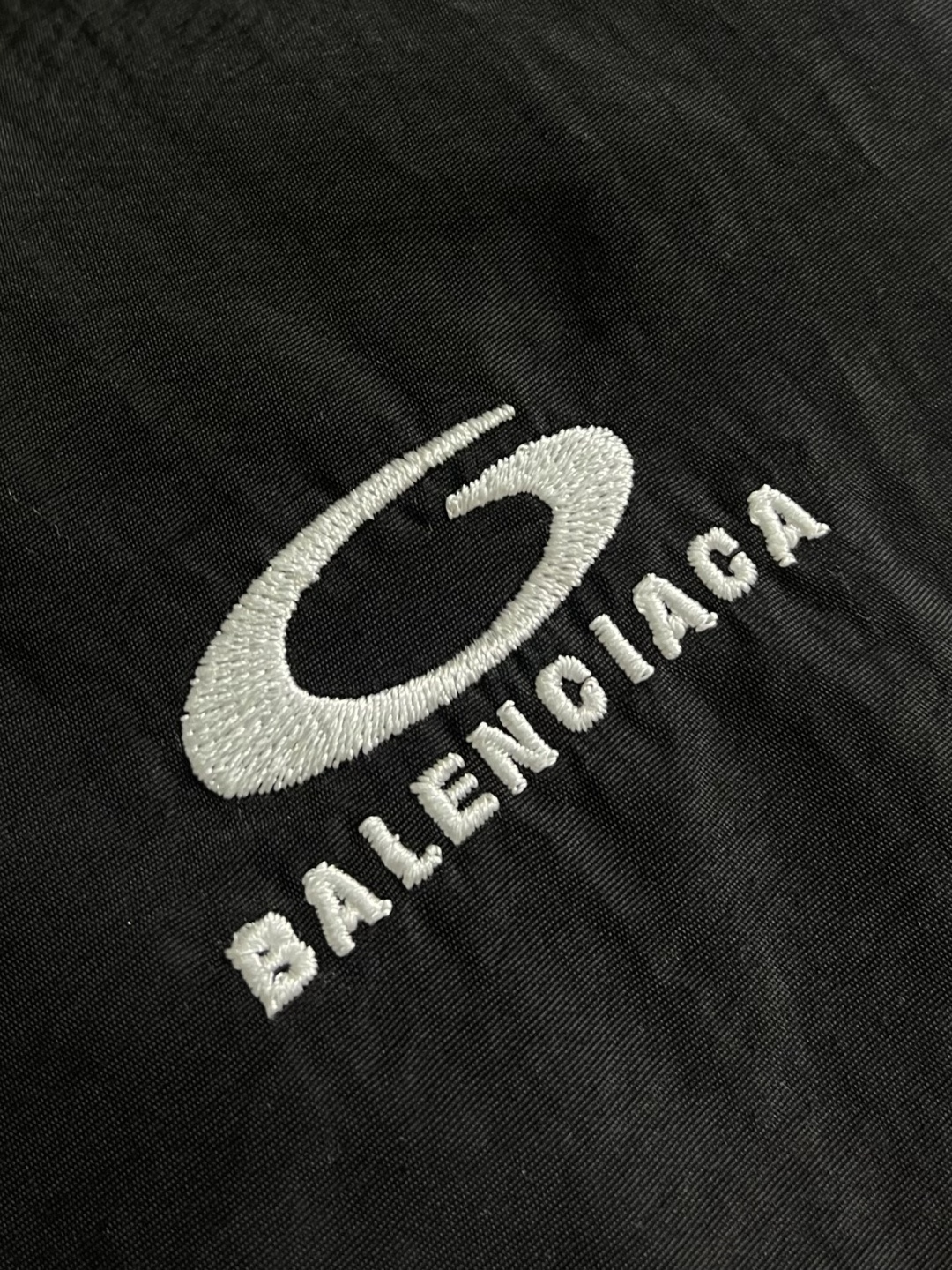 Balenciaga 刺绣标识连帽防风夹克外套，采用进口特供高密锦纶面料打造，经过防泼水面料处理，质地轻