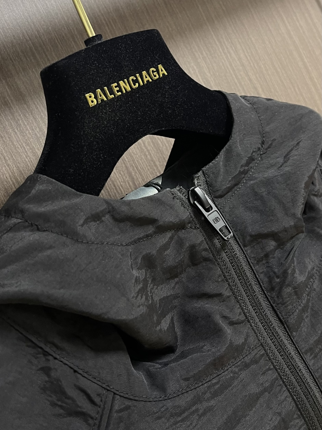 Balenciaga 刺绣标识连帽防风夹克外套，采用进口特供高密锦纶面料打造，经过防泼水面料处理，质地轻