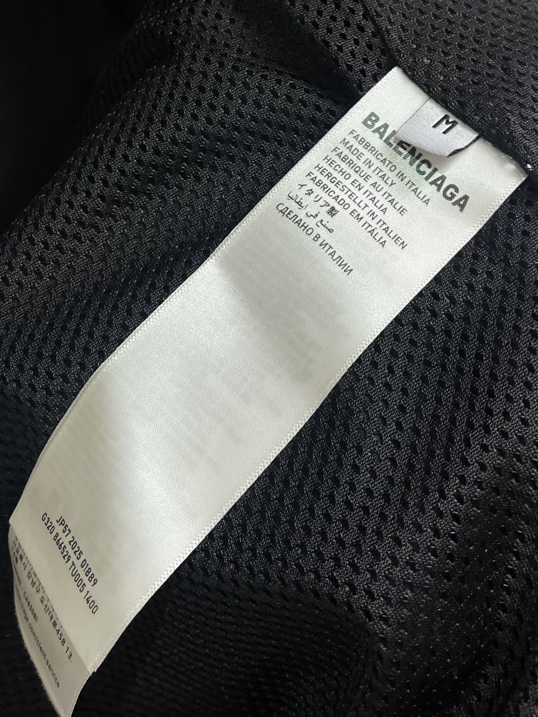 Balenciaga 刺绣标识连帽防风夹克外套，采用进口特供高密锦纶面料打造，经过防泼水面料处理，质地轻