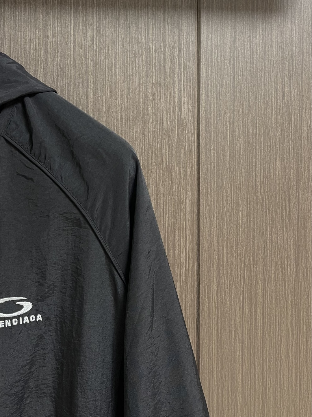 Balenciaga 刺绣标识连帽防风夹克外套，采用进口特供高密锦纶面料打造，经过防泼水面料处理，质地轻