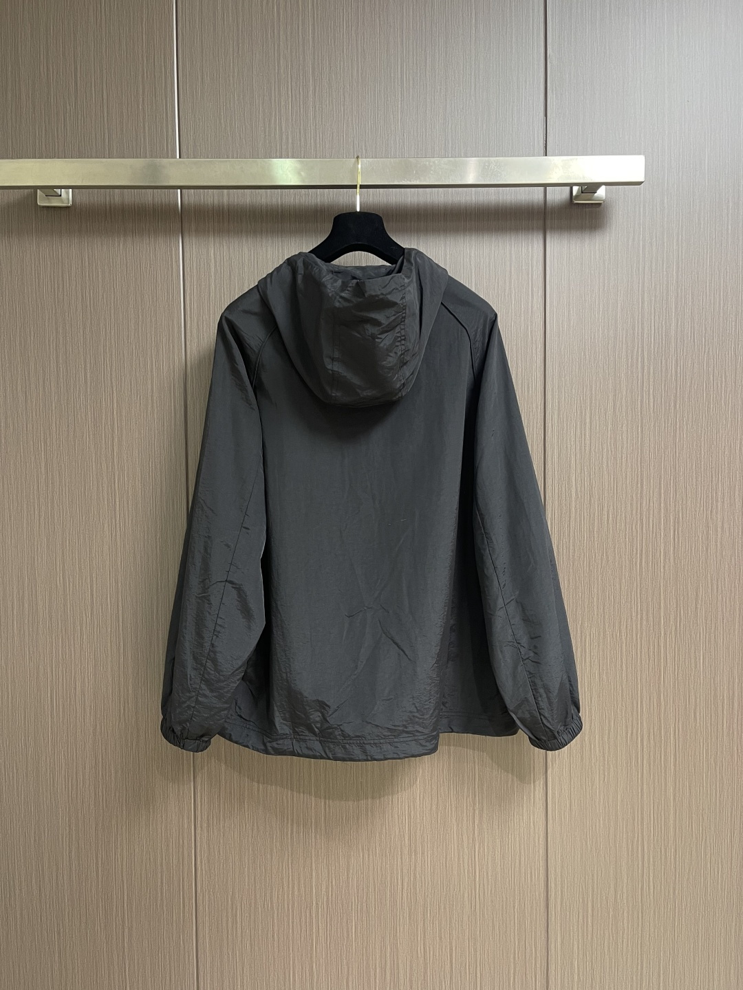 Balenciaga 刺绣标识连帽防风夹克外套，采用进口特供高密锦纶面料打造，经过防泼水面料处理，质地轻