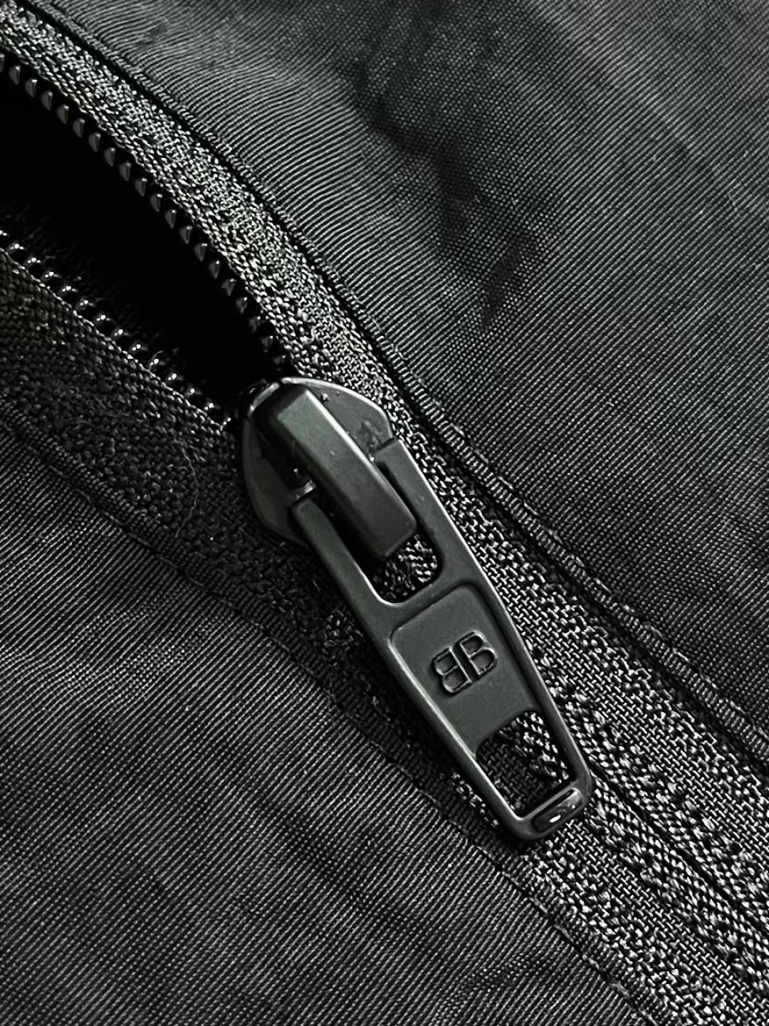 Balenciaga 刺绣标识连帽防风夹克外套，采用进口特供高密锦纶面料打造，经过防泼水面料处理，质地轻