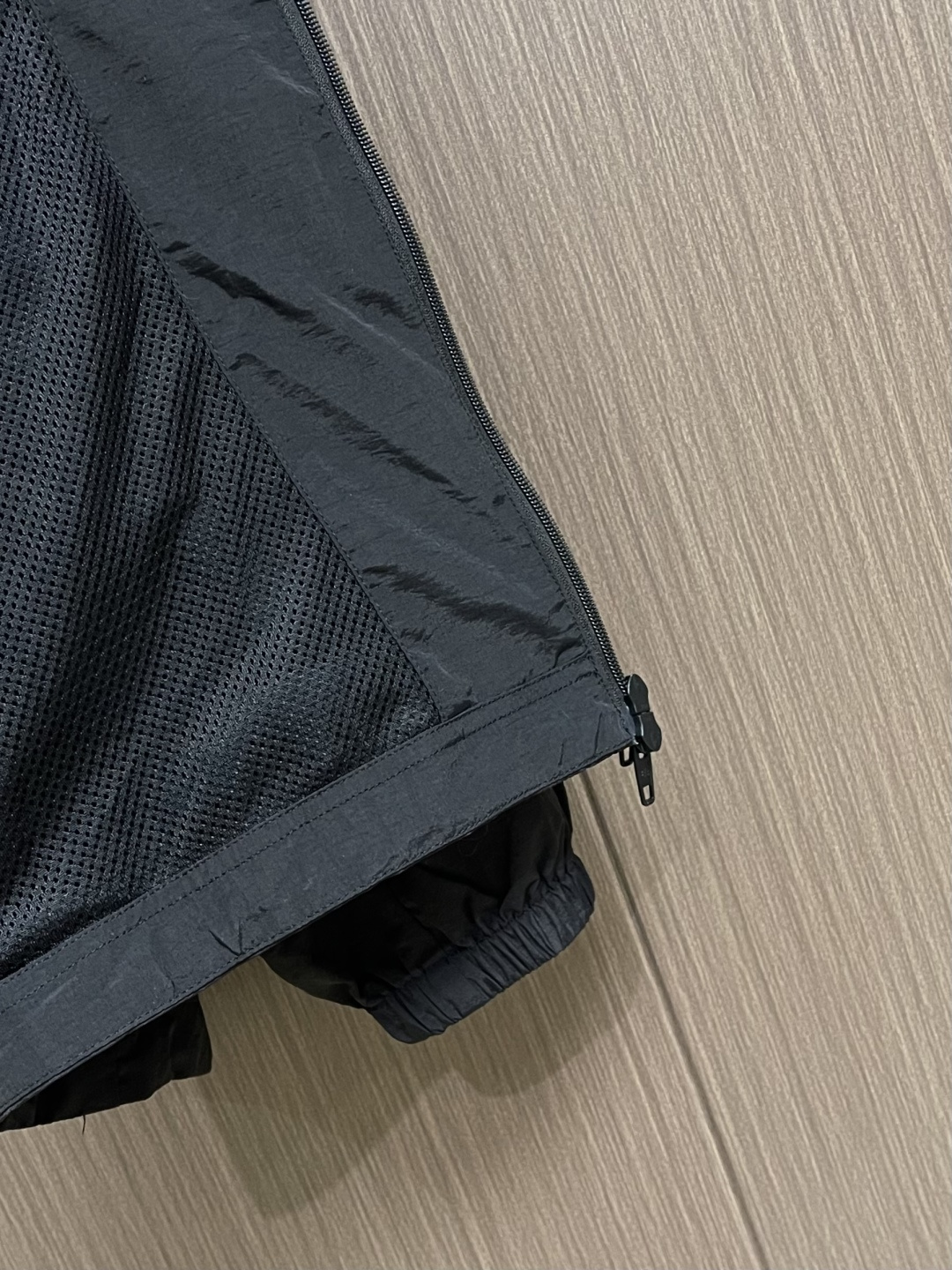 Balenciaga 刺绣标识连帽防风夹克外套，采用进口特供高密锦纶面料打造，经过防泼水面料处理，质地轻