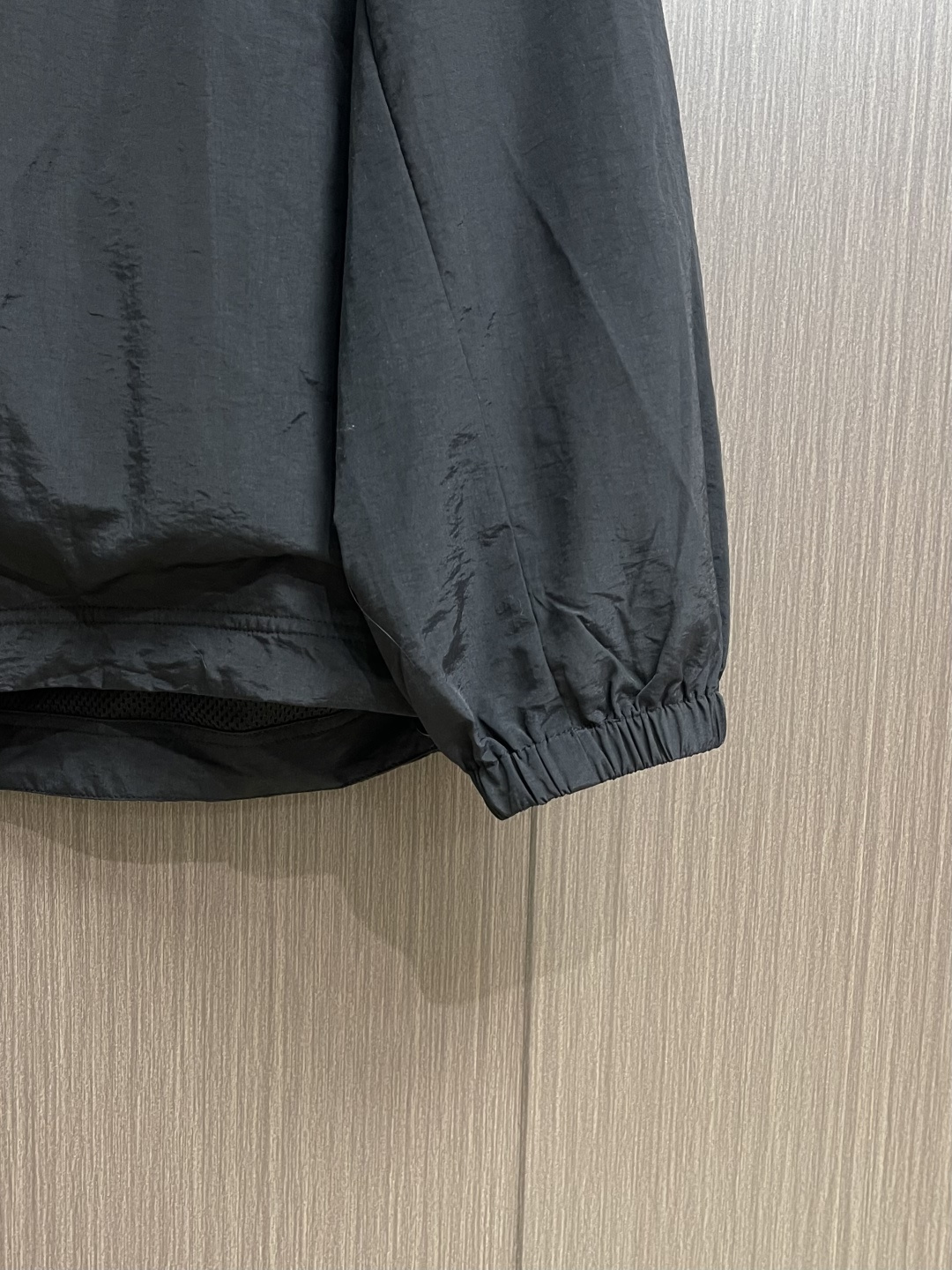 Balenciaga 刺绣标识连帽防风夹克外套，采用进口特供高密锦纶面料打造，经过防泼水面料处理，质地轻