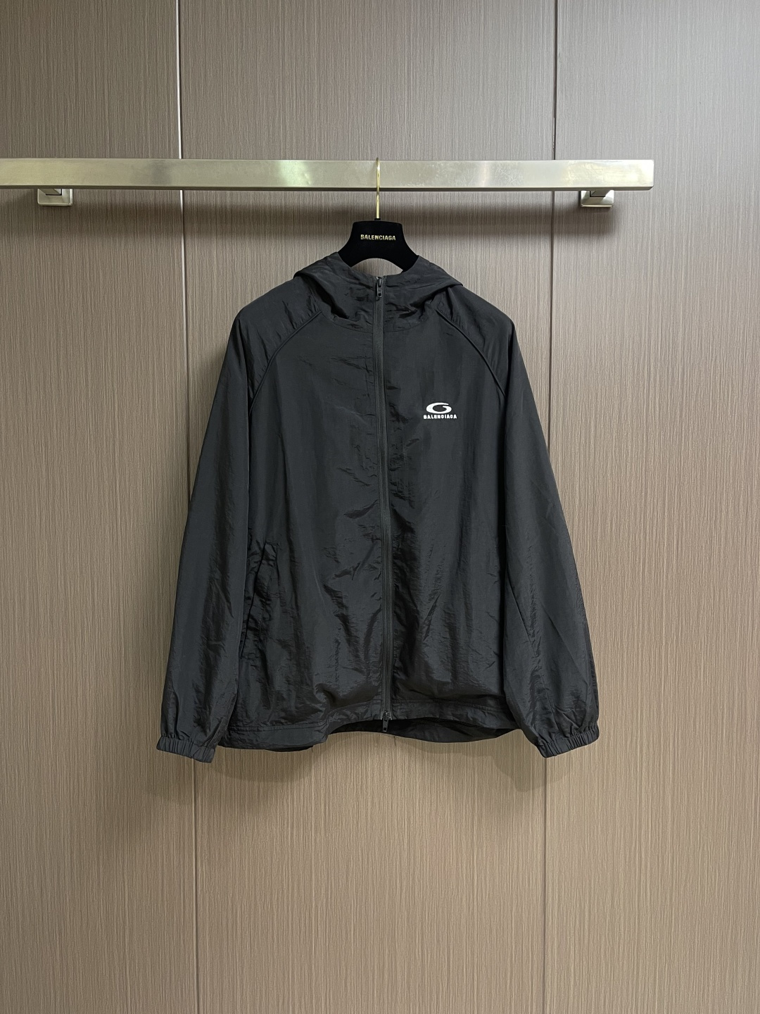 Balenciaga 刺绣标识连帽防风夹克外套，采用进口特供高密锦纶面料打造，经过防泼水面料处理，质地轻