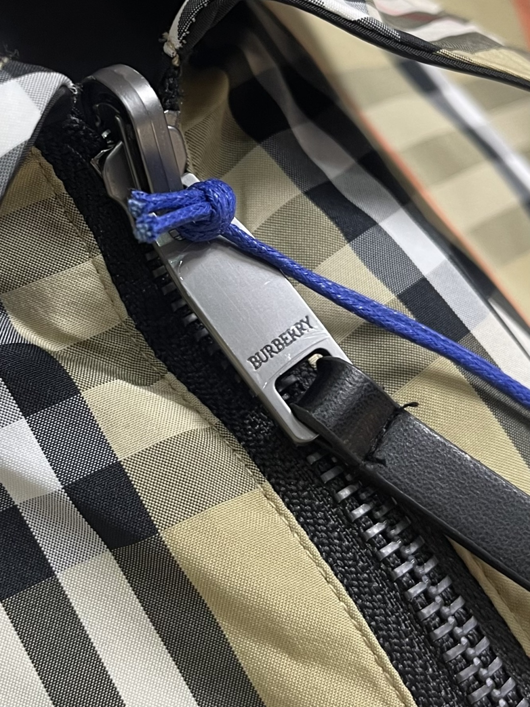 BURBERRY 格纹双面穿翻领夹克外套，面料以100％聚酯纤维为核心，正反两面均采用精密织法而成，兼具