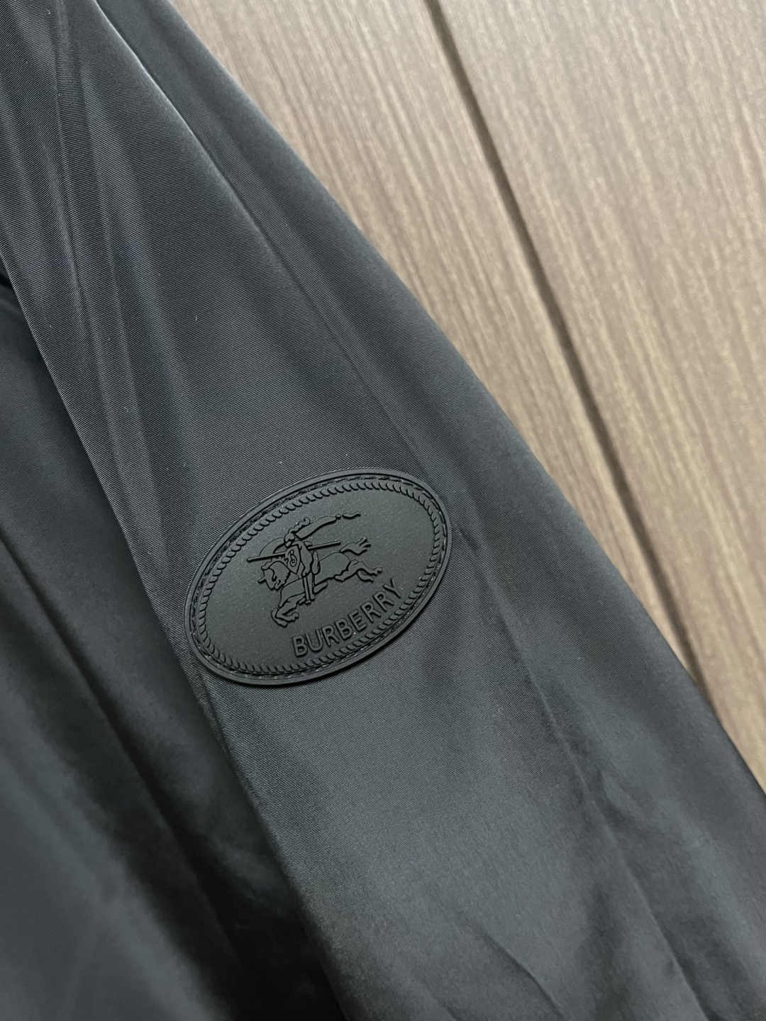 BURBERRY 格纹双面穿翻领夹克外套，面料以100％聚酯纤维为核心，正反两面均采用精密织法而成，兼具