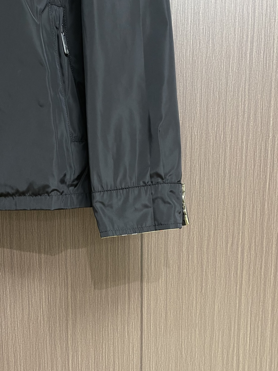 BURBERRY 格纹双面穿翻领夹克外套，面料以100％聚酯纤维为核心，正反两面均采用精密织法而成，兼具