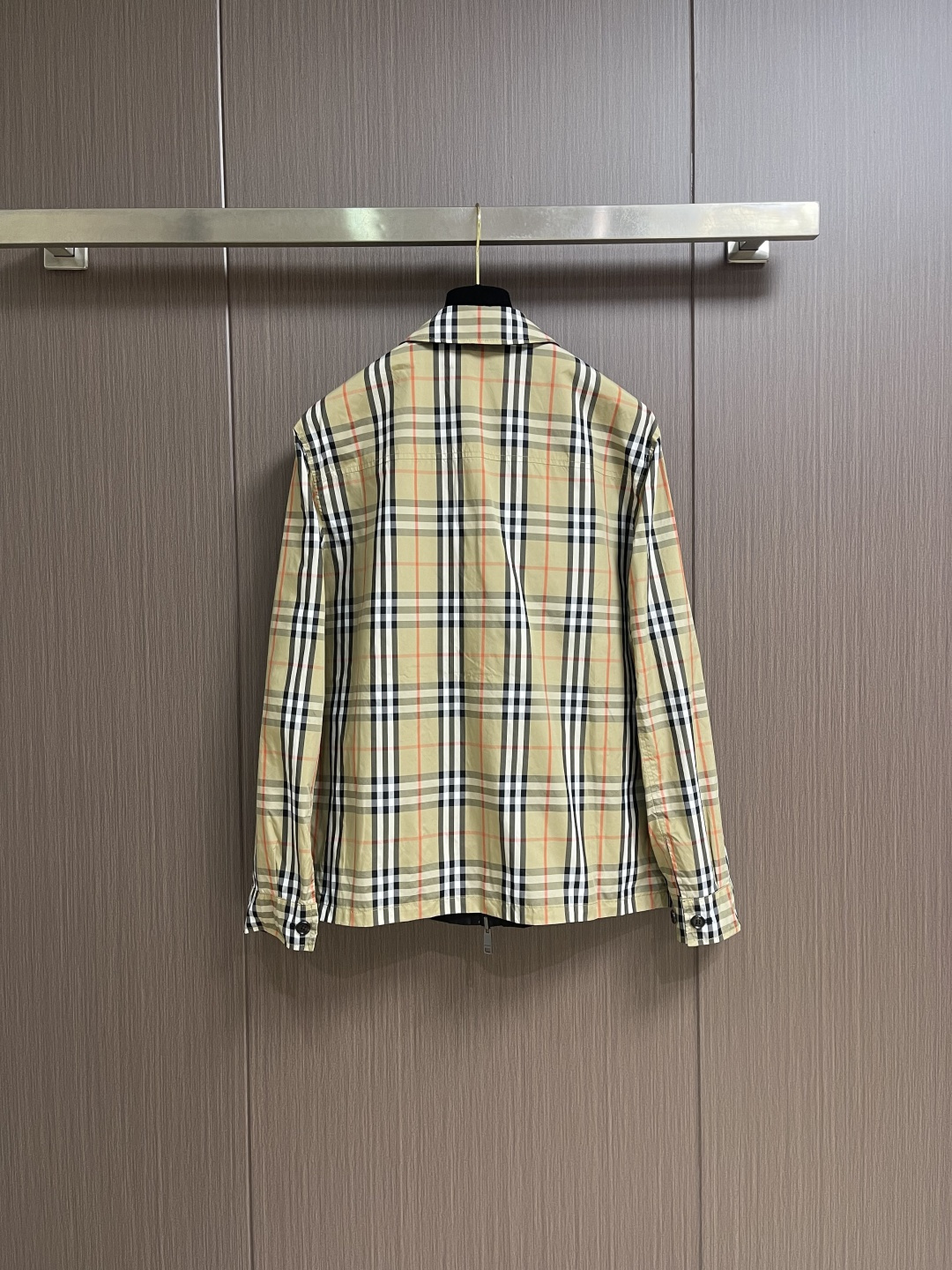 BURBERRY 格纹双面穿翻领夹克外套，面料以100％聚酯纤维为核心，正反两面均采用精密织法而成，兼具