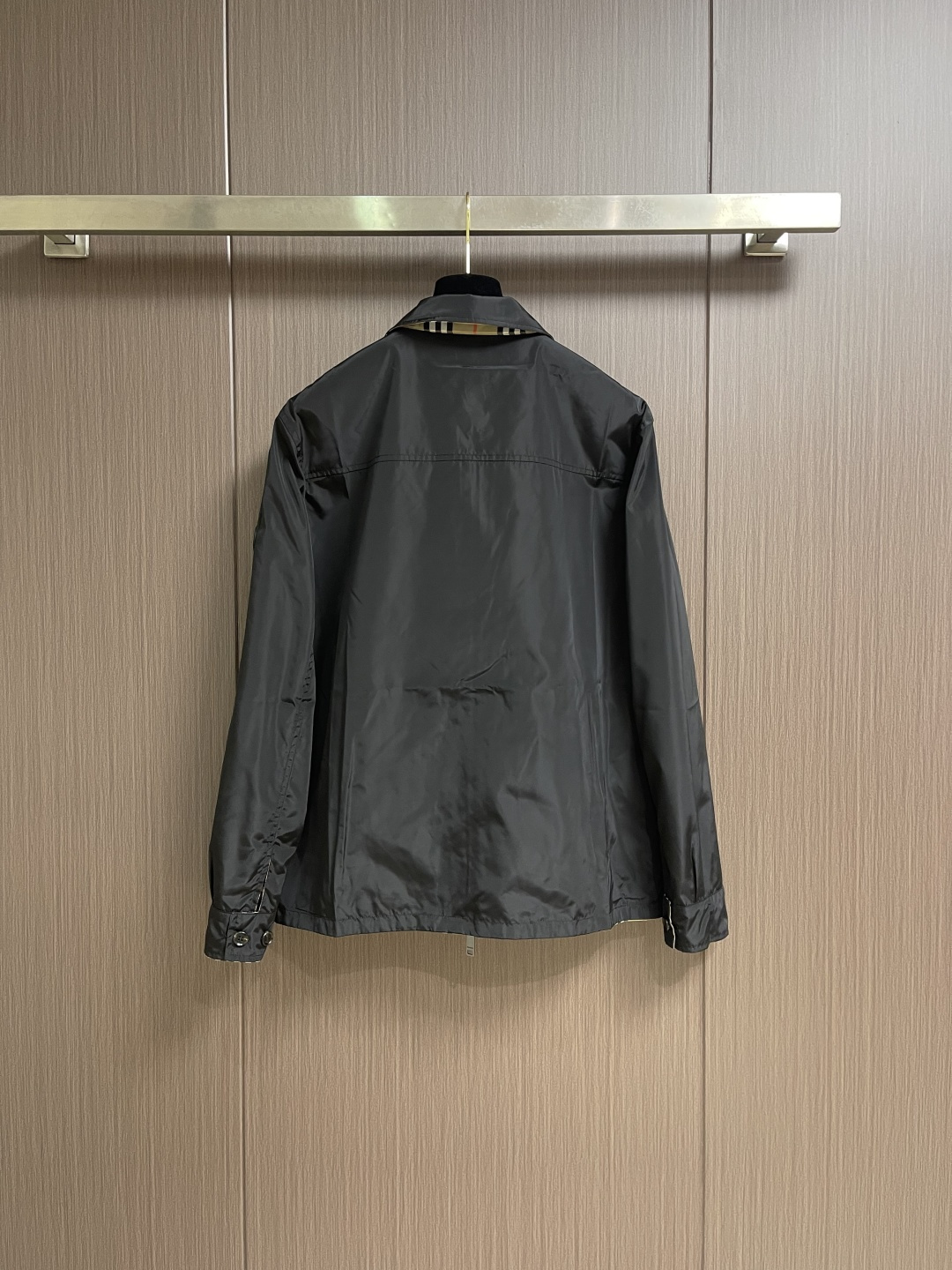 BURBERRY 格纹双面穿翻领夹克外套，面料以100％聚酯纤维为核心，正反两面均采用精密织法而成，兼具