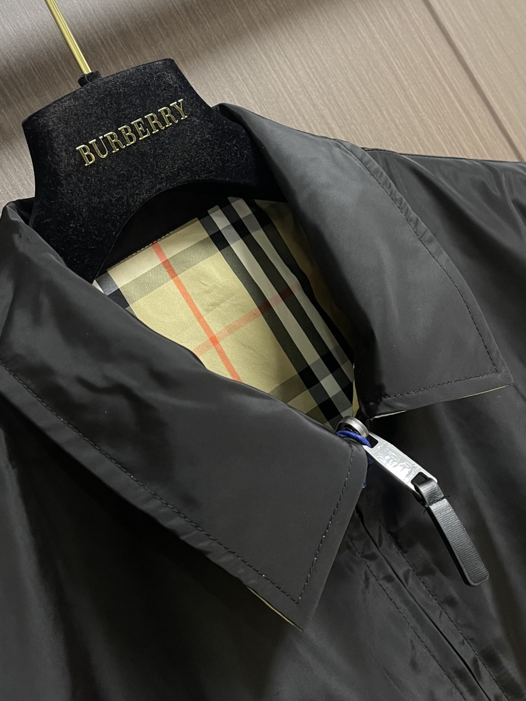BURBERRY 格纹双面穿翻领夹克外套，面料以100％聚酯纤维为核心，正反两面均采用精密织法而成，兼具