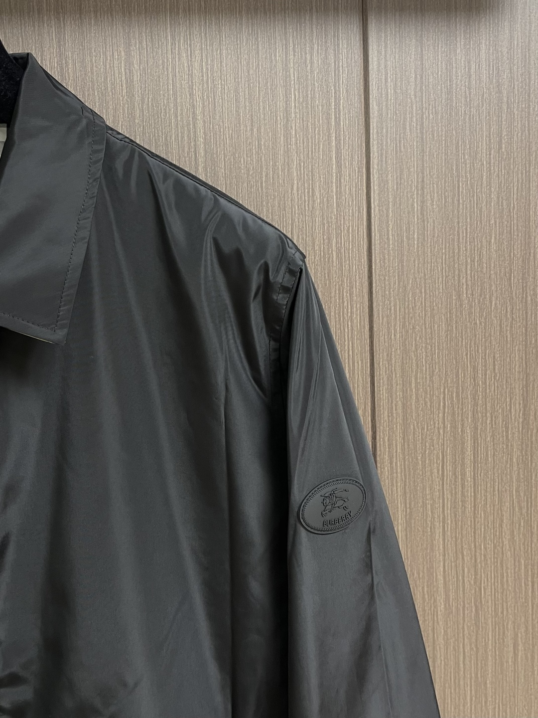 BURBERRY 格纹双面穿翻领夹克外套，面料以100％聚酯纤维为核心，正反两面均采用精密织法而成，兼具