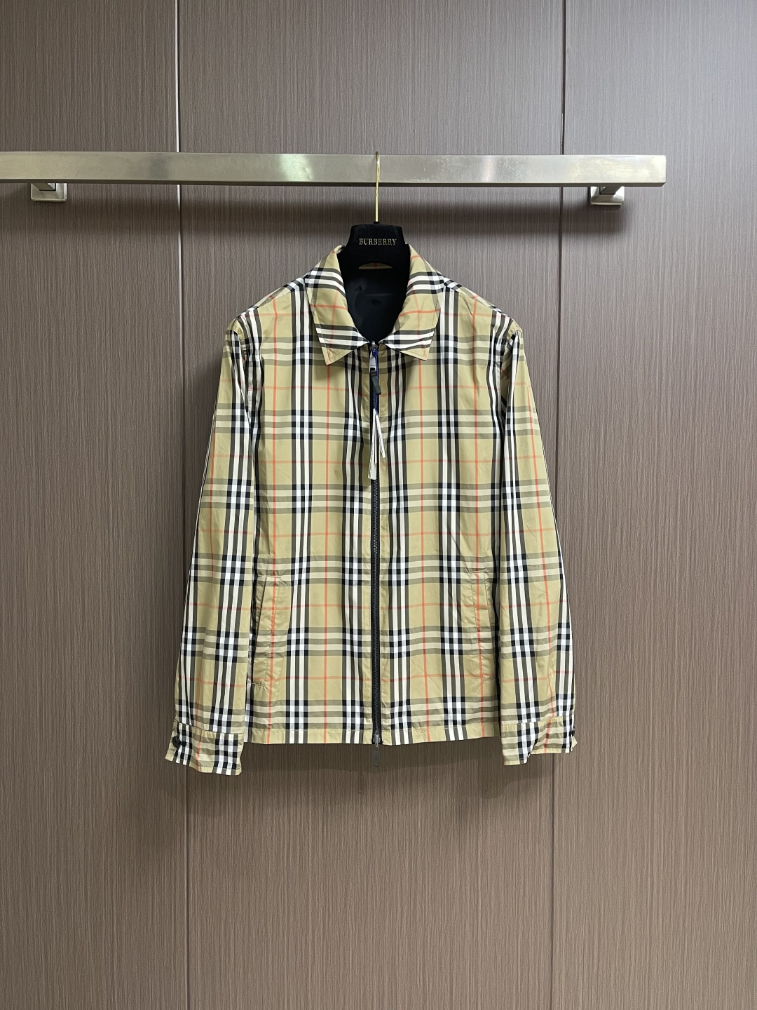 BURBERRY 格纹双面穿翻领夹克外套，面料以100％聚酯纤维为核心，正反两面均采用精密织法而成，兼具