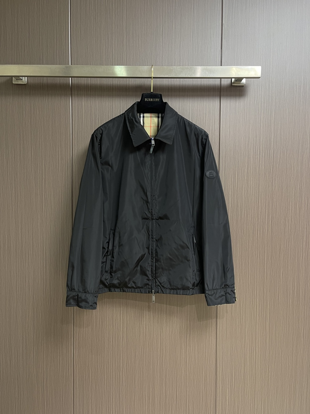 BURBERRY 格纹双面穿翻领夹克外套，面料以100％聚酯纤维为核心，正反两面均采用精密织法而成，兼具