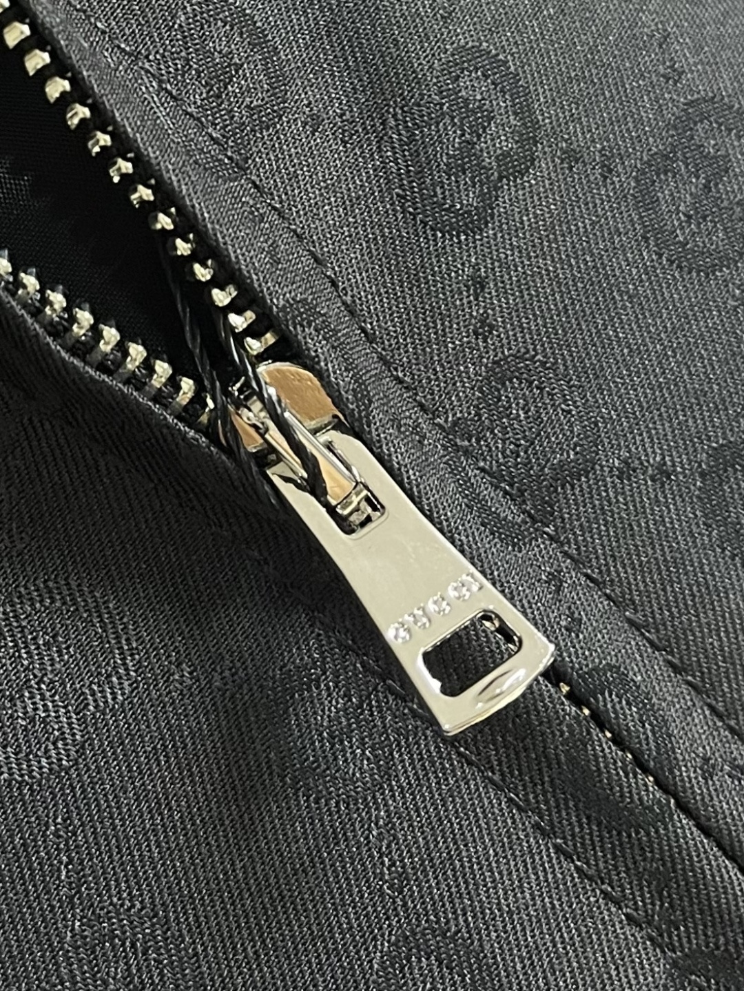 GUCCI 暗纹GG老花翻领外套，采用进口53％聚酯纤维47％羊毛面料，质地轻薄挺括，触感顺滑细腻，兼具