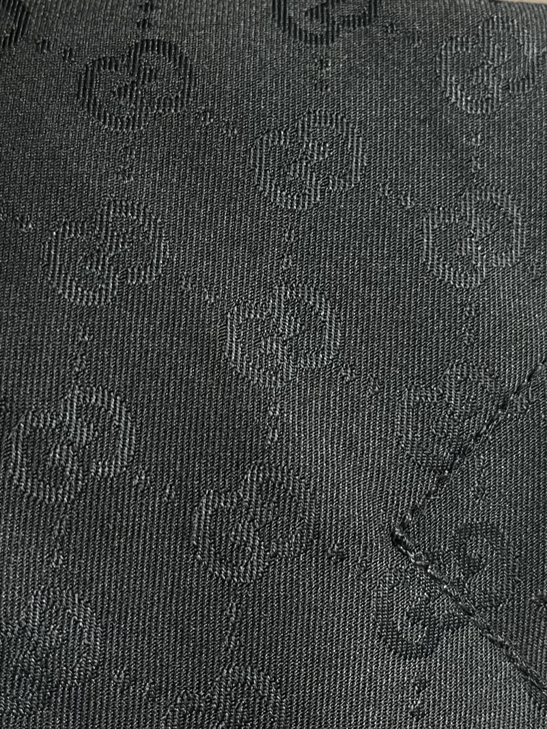 GUCCI 暗纹GG老花翻领外套，采用进口53％聚酯纤维47％羊毛面料，质地轻薄挺括，触感顺滑细腻，兼具