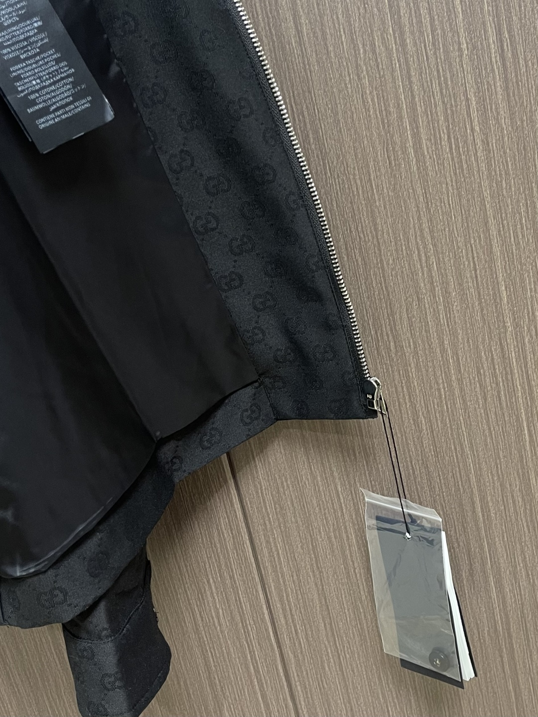 GUCCI 暗纹GG老花翻领外套，采用进口53％聚酯纤维47％羊毛面料，质地轻薄挺括，触感顺滑细腻，兼具