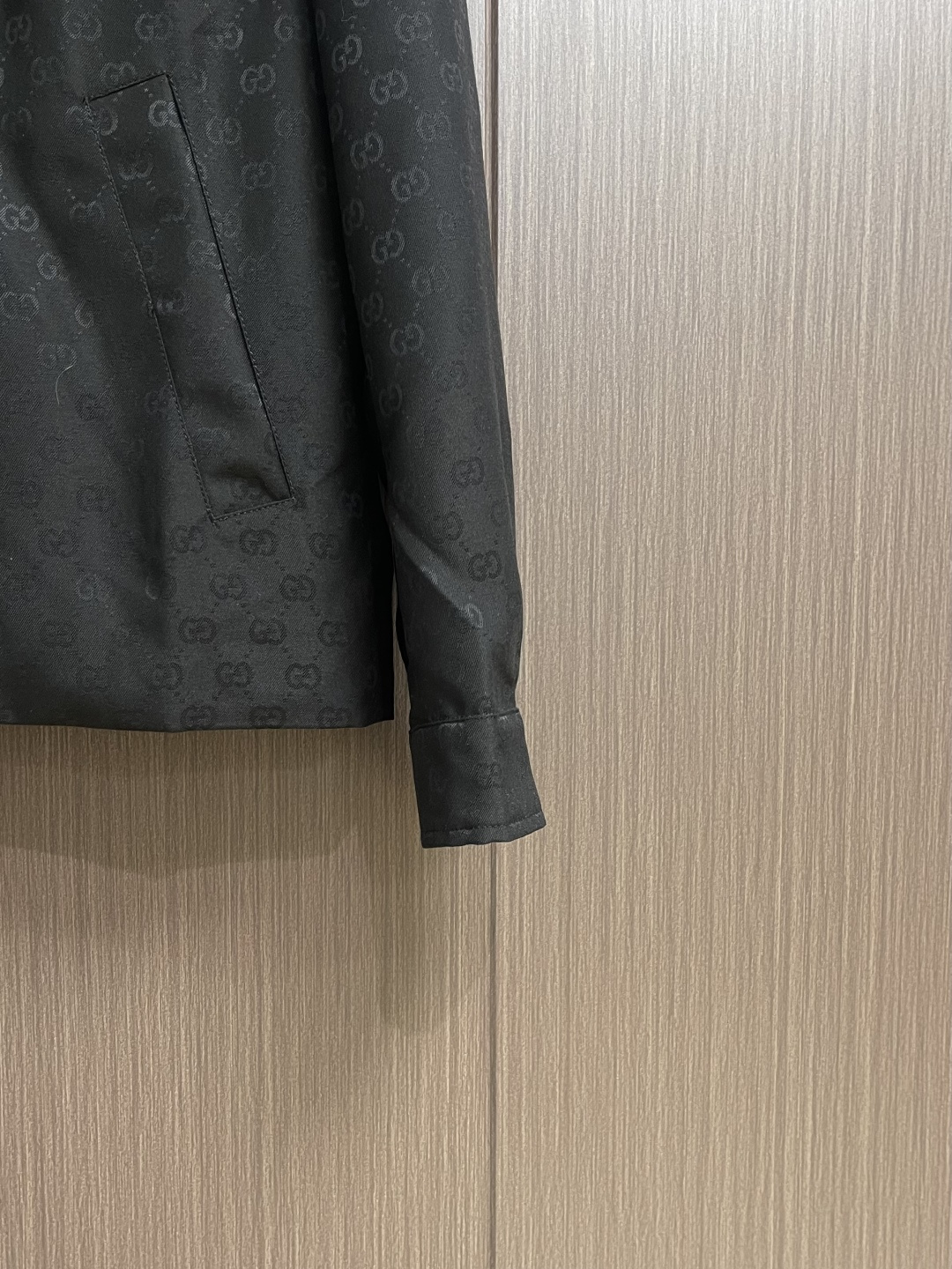 GUCCI 暗纹GG老花翻领外套，采用进口53％聚酯纤维47％羊毛面料，质地轻薄挺括，触感顺滑细腻，兼具