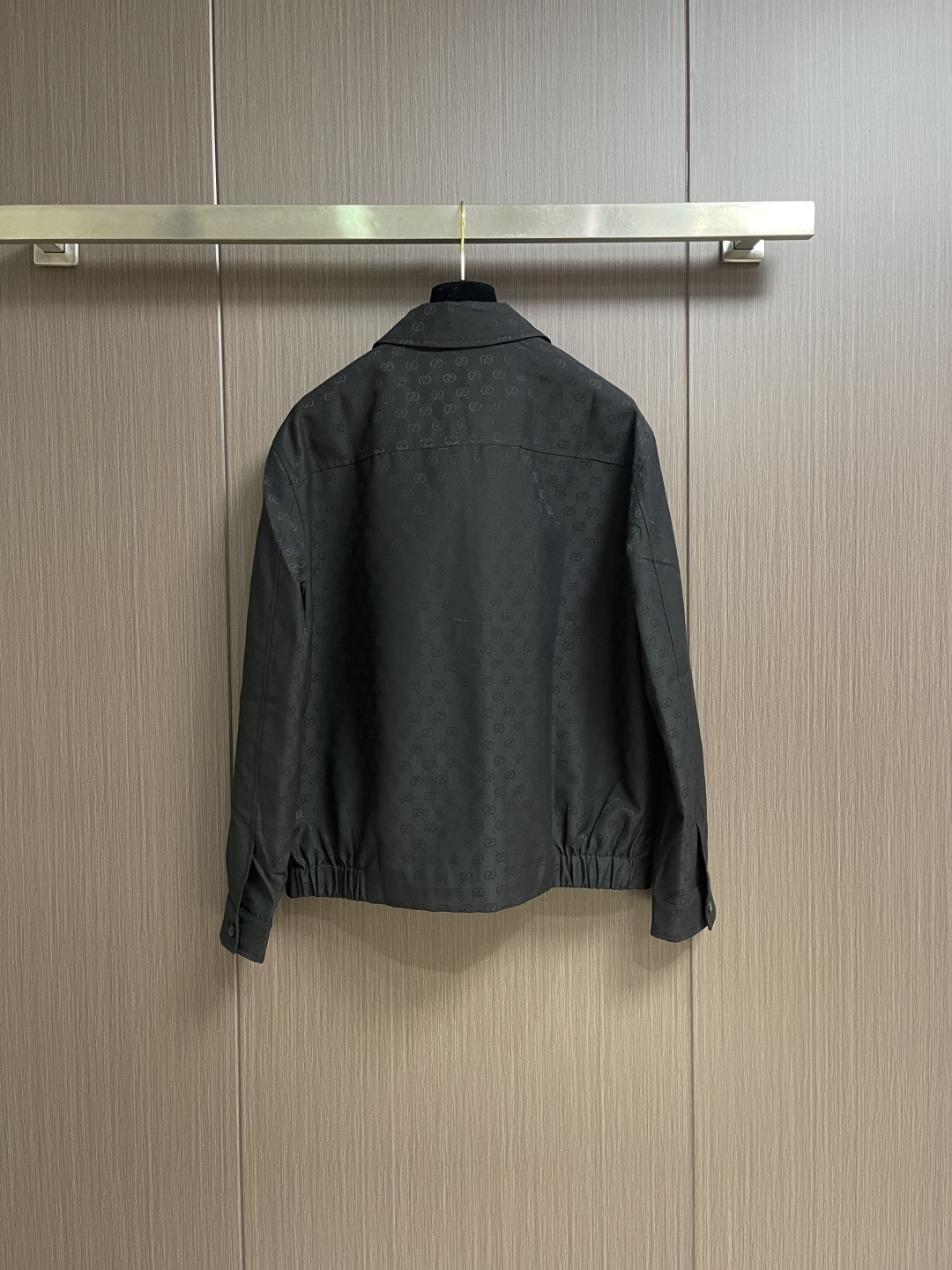 GUCCI 暗纹GG老花翻领外套，采用进口53％聚酯纤维47％羊毛面料，质地轻薄挺括，触感顺滑细腻，兼具