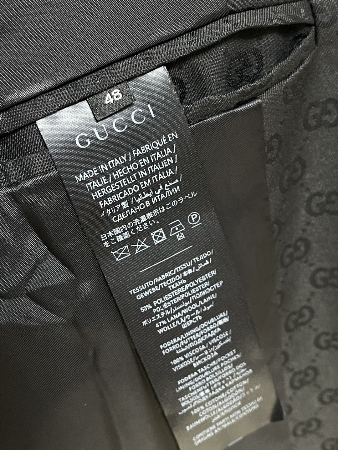 GUCCI 暗纹GG老花翻领外套，采用进口53％聚酯纤维47％羊毛面料，质地轻薄挺括，触感顺滑细腻，兼具