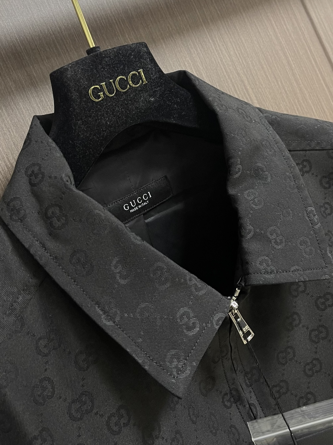 GUCCI 暗纹GG老花翻领外套，采用进口53％聚酯纤维47％羊毛面料，质地轻薄挺括，触感顺滑细腻，兼具