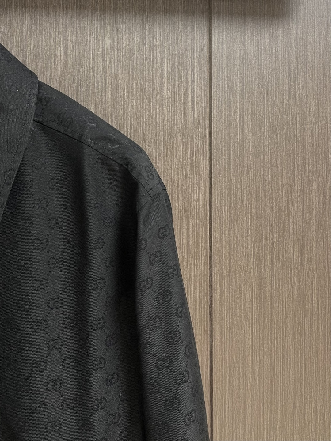 GUCCI 暗纹GG老花翻领外套，采用进口53％聚酯纤维47％羊毛面料，质地轻薄挺括，触感顺滑细腻，兼具