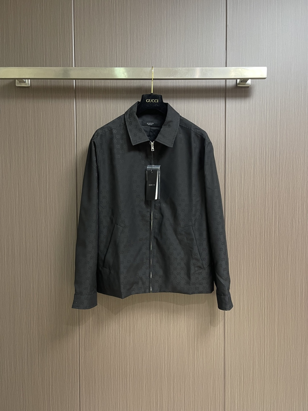 GUCCI 暗纹GG老花翻领外套，采用进口53％聚酯纤维47％羊毛面料，质地轻薄挺括，触感顺滑细腻，兼具