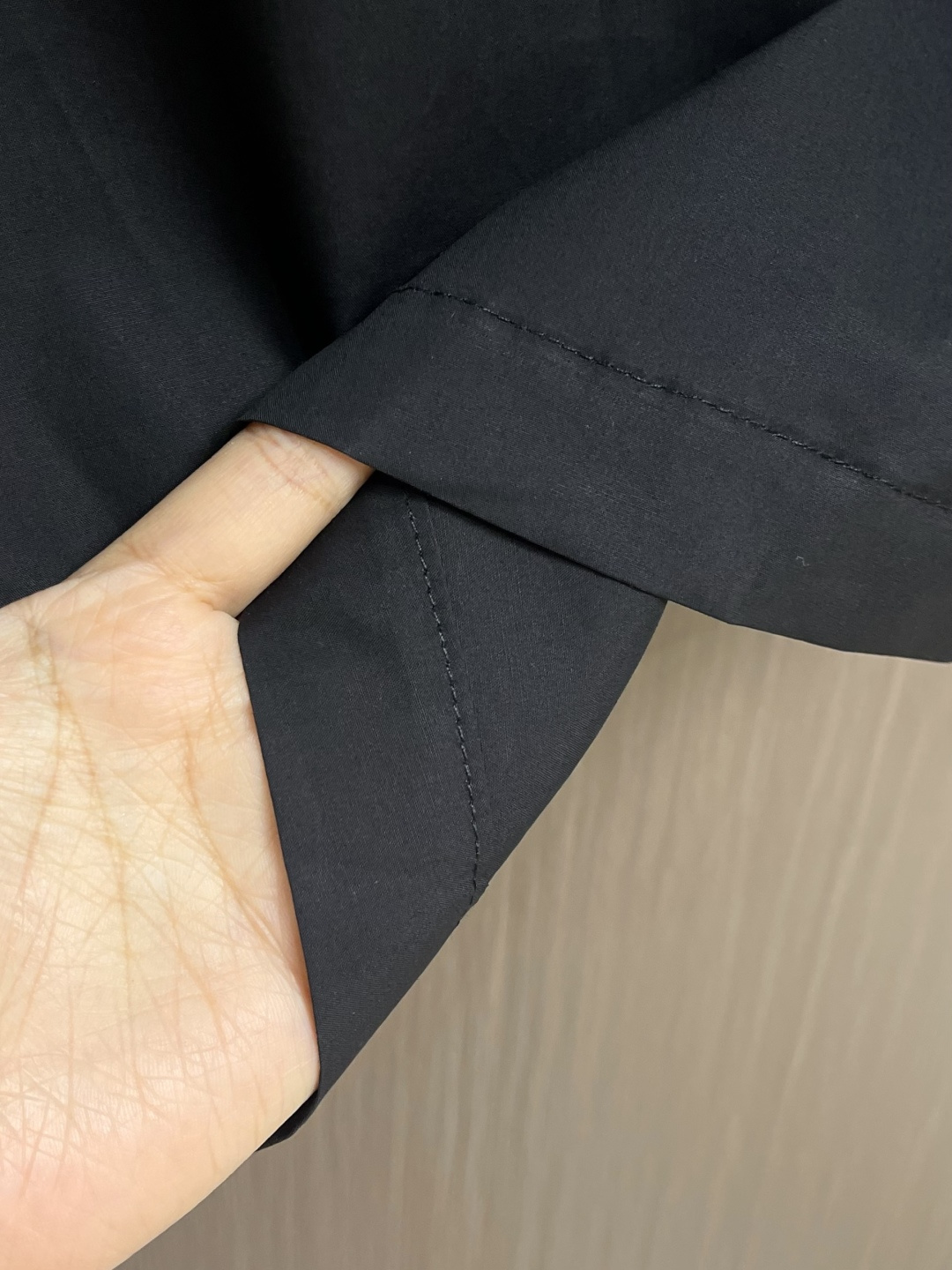 DolceGabbana杜嘉班纳 DG标牌短袖衬衫，定制光感精梳棉面料，DG金属皮牌落于胸口同色贴袋之上