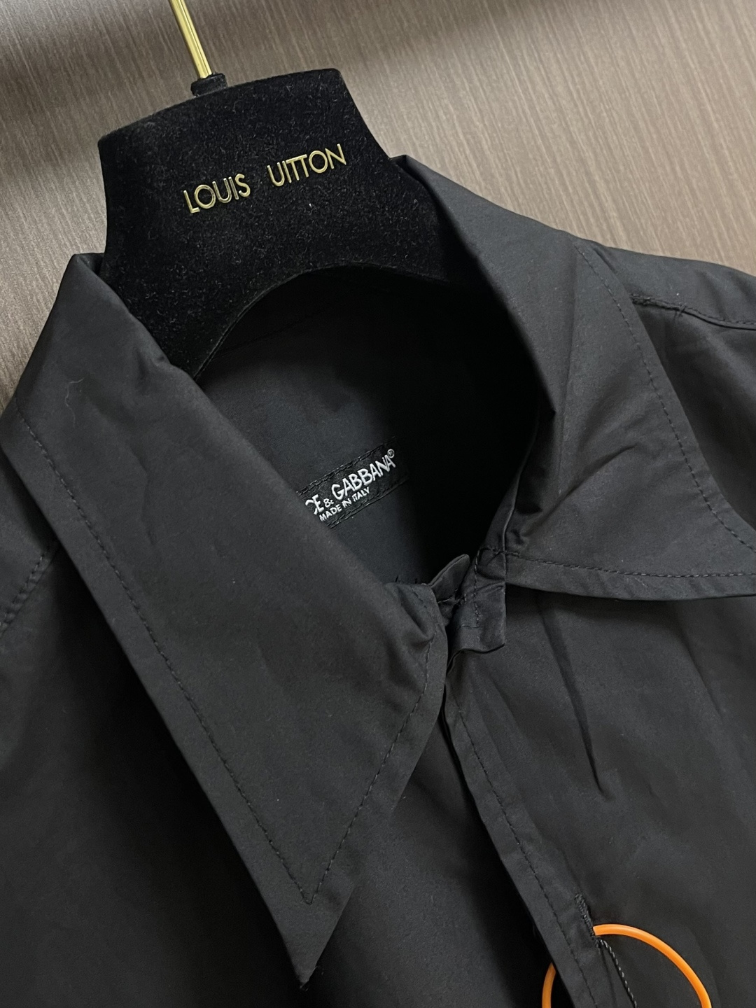 DolceGabbana杜嘉班纳 DG标牌短袖衬衫，定制光感精梳棉面料，DG金属皮牌落于胸口同色贴袋之上